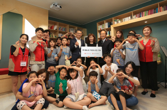 롯데홈쇼핑은 지난달 29일 경북 포항에 '작은도서관' 56·57·58호를 동시 개관했다. 이날 57호점이 위치한 북구 하나지역아동센터에서 전성율 롯데홈쇼핑 커뮤니케이션부문장(뒷줄 왼쪽 다섯번째부터), 백운귀 하나지역 아동센터 대표, 곽창희 한국구세군 사무총장과 어린이들이 기념촬영을 하고 있다. <롯데홈쇼핑 제공>